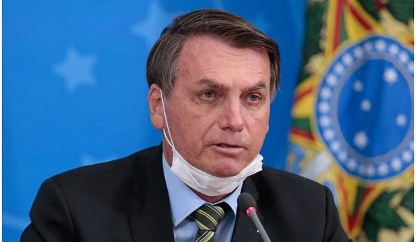 Com febre, Bolsonaro faz novo exame para detectar Covid-19;  resultado sai nesta terça-feira