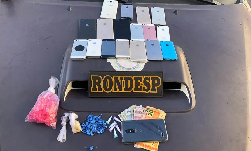 Nordeste de Amaralina: polícia prende suspeito com 18 smartphones e drogas