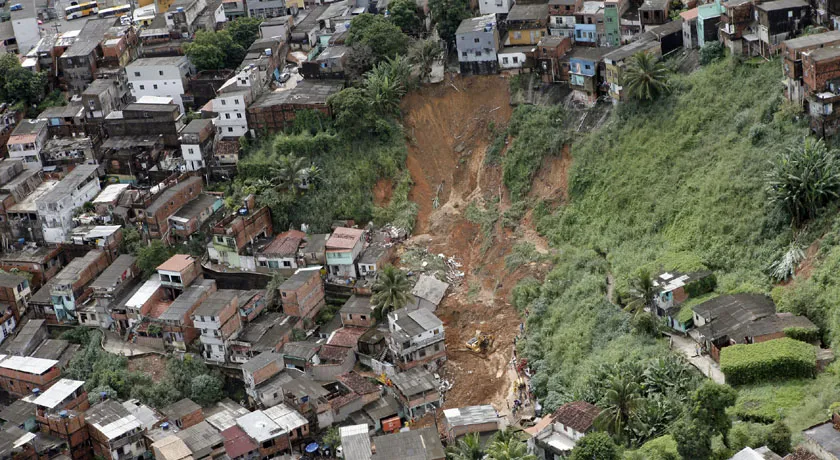 Crônica das tragédias anunciadas se repete há décadas em Salvador; cenário de horror no Barro Branco é o mesmo de 1996
