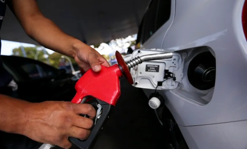 Preço da gasolina será reduzido em 2,8% na refinarias a partir desta terça, informa Petrobras