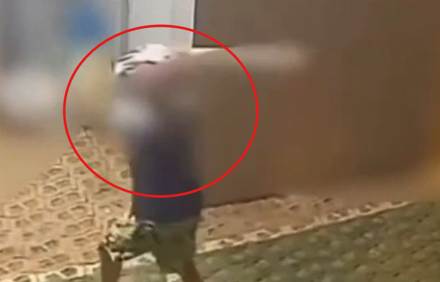 Ap&oacute;s bola atingir port&atilde;o, homem ataca crian&ccedil;as com peda&ccedil;os de madeira na Bahia.| Foto: Redes Sociais