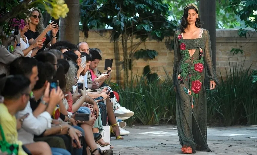 Retorno triunfal: trabalhos artesanais voltam a ser tendência da moda nas ruas