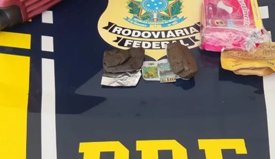 Passageira de ônibus é presa com drogas em Vitória da Conquista; bagagem tinha haxixe e LSD
