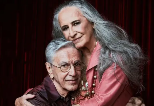 Maria Bethânia se torna a primeira cantora da MPB a vencer um Grammy, enquanto Caetano Veloso amplia um currículo já consagrado na premiação. | Foto: Divulgação