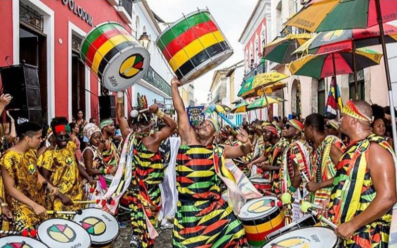 O Olodum celebra seu anivers&aacute;rio com programa&ccedil;&atilde;o gratuita: aula p&uacute;blica no s&aacute;bado (25) e ensaio aberto no domingo (26), reunindo m&uacute;sica e tradi&ccedil;&atilde;o/Foto: Reprodu&ccedil;&atilde;o&nbsp;