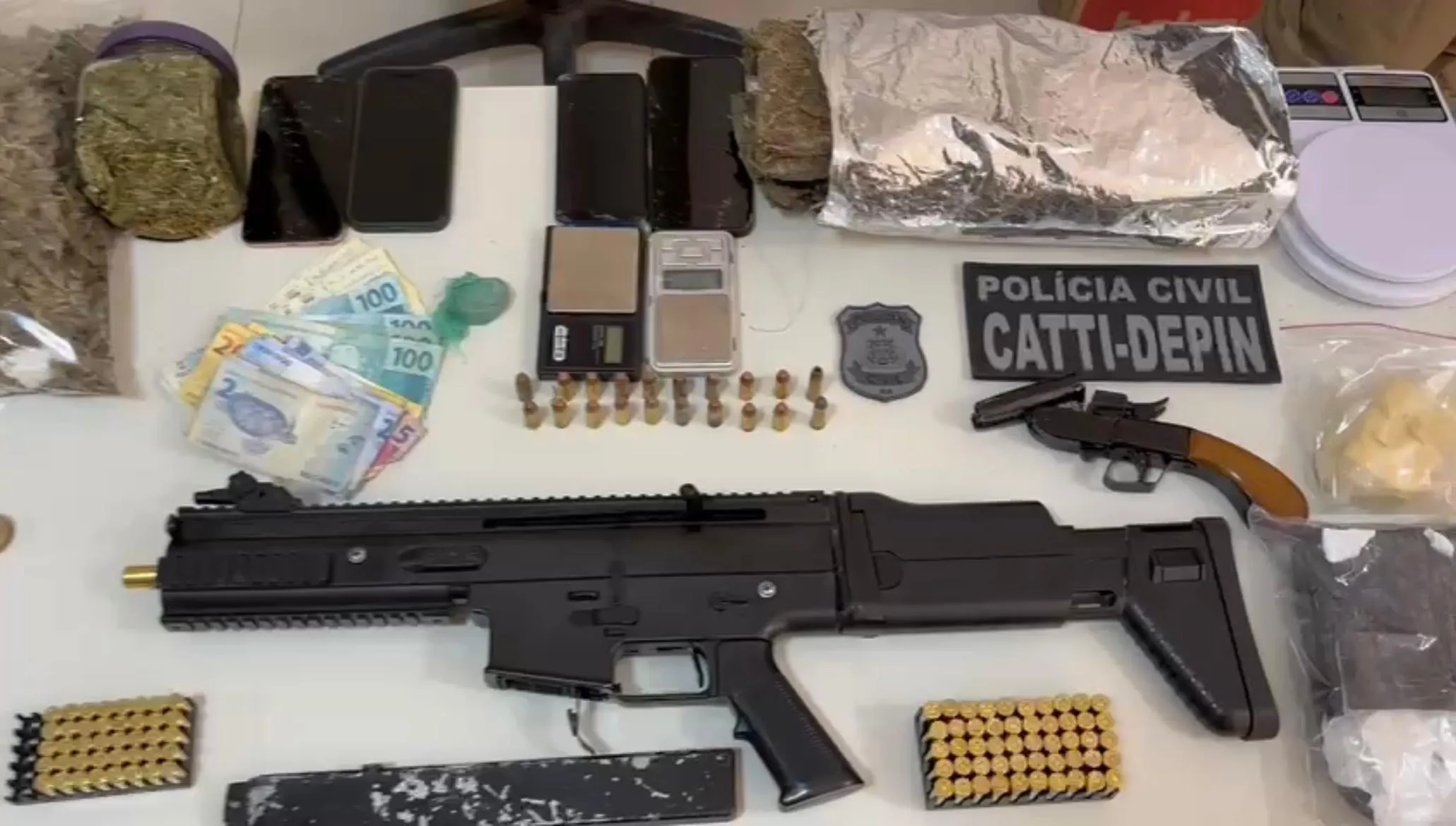 Submetralhadora é apreendida e mulher é presa no interior da Bahia