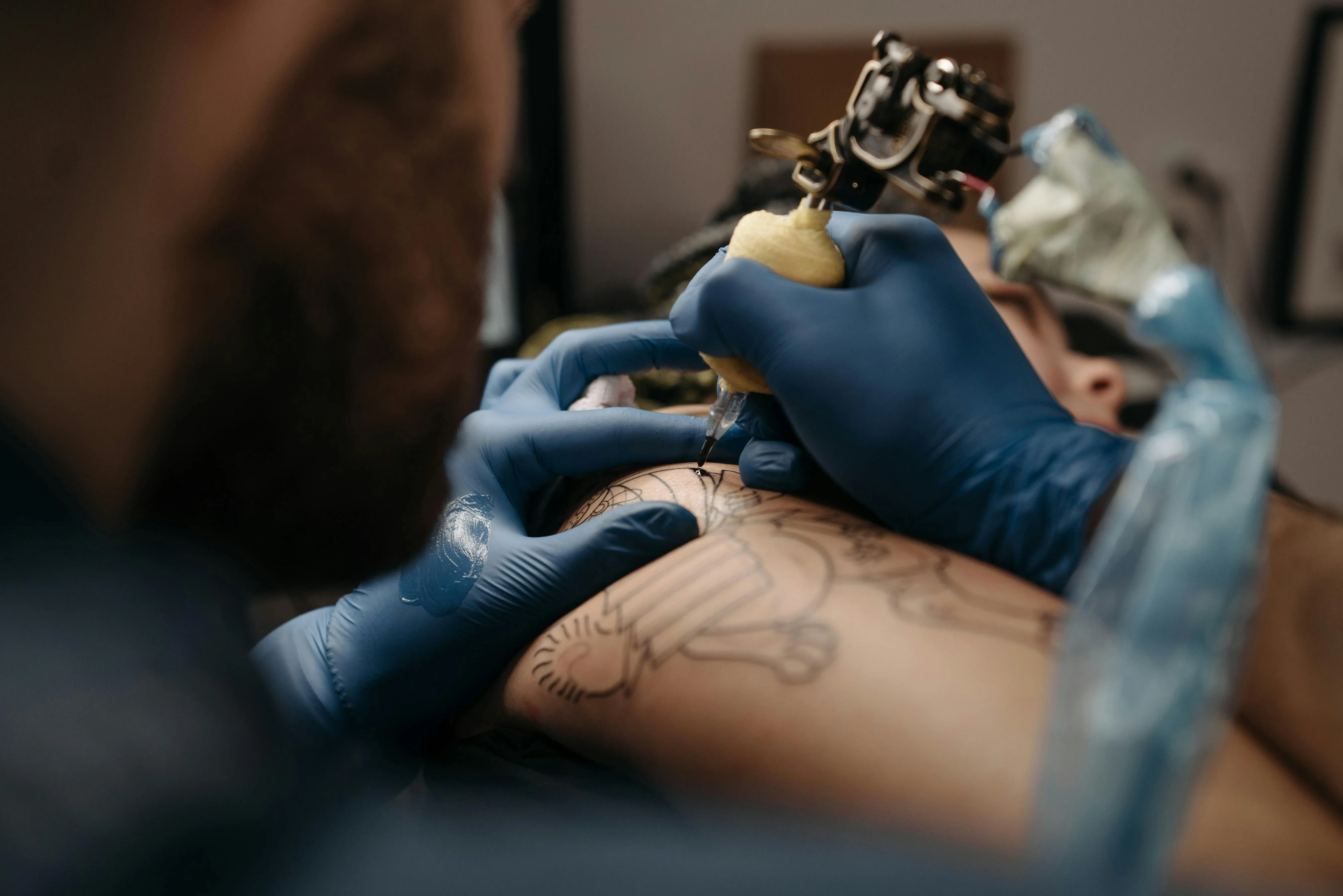 Conselho proíbe uso de anestesia em tatuagens por motivos estéticos