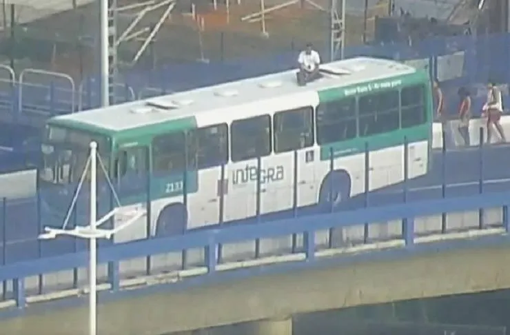 Em aparente surto, rodoviário sobe no teto de ônibus em Salvador
