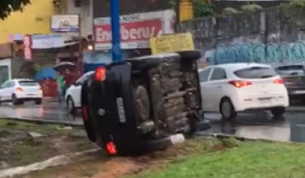 Motorista fica ferido após perder controle da direção e capotar carro na Avenida Vasco da Gama