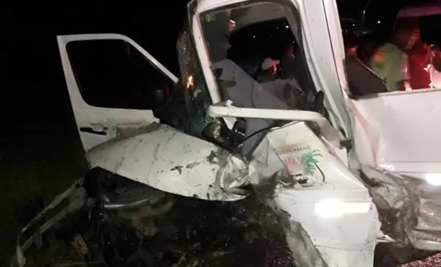 Acidente entre van e carro de passeio na Ilha de Itaparica deixa feridos e uma vítima fatal