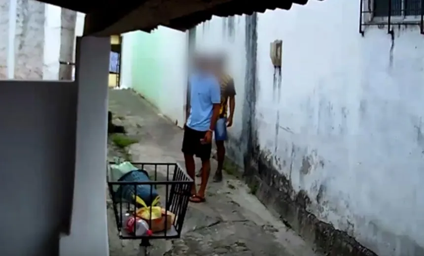 Durante assalto, mulher fala ‘línguas estranhas’ e arma de bandido falha; assista