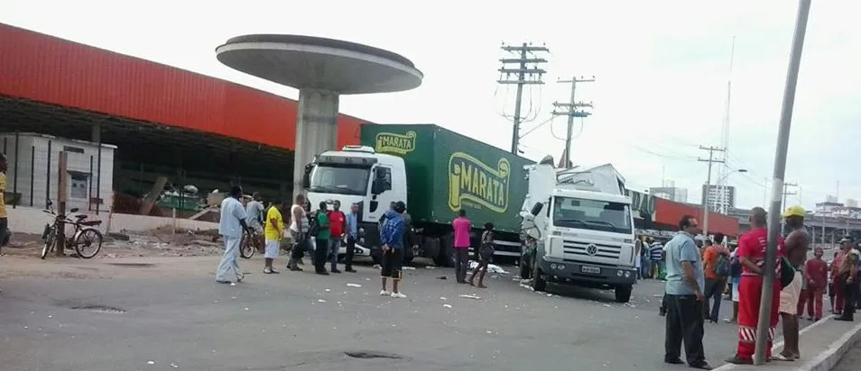 Colisão entre caminhão da limpeza urbana e carreta deixa uma pessoa morta na Avenida Barros Reis