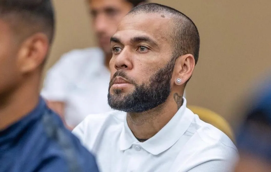 Mulher que acusa Daniel Alves por estupro vai processar mãe do jogador após ter imagens divulgadas
