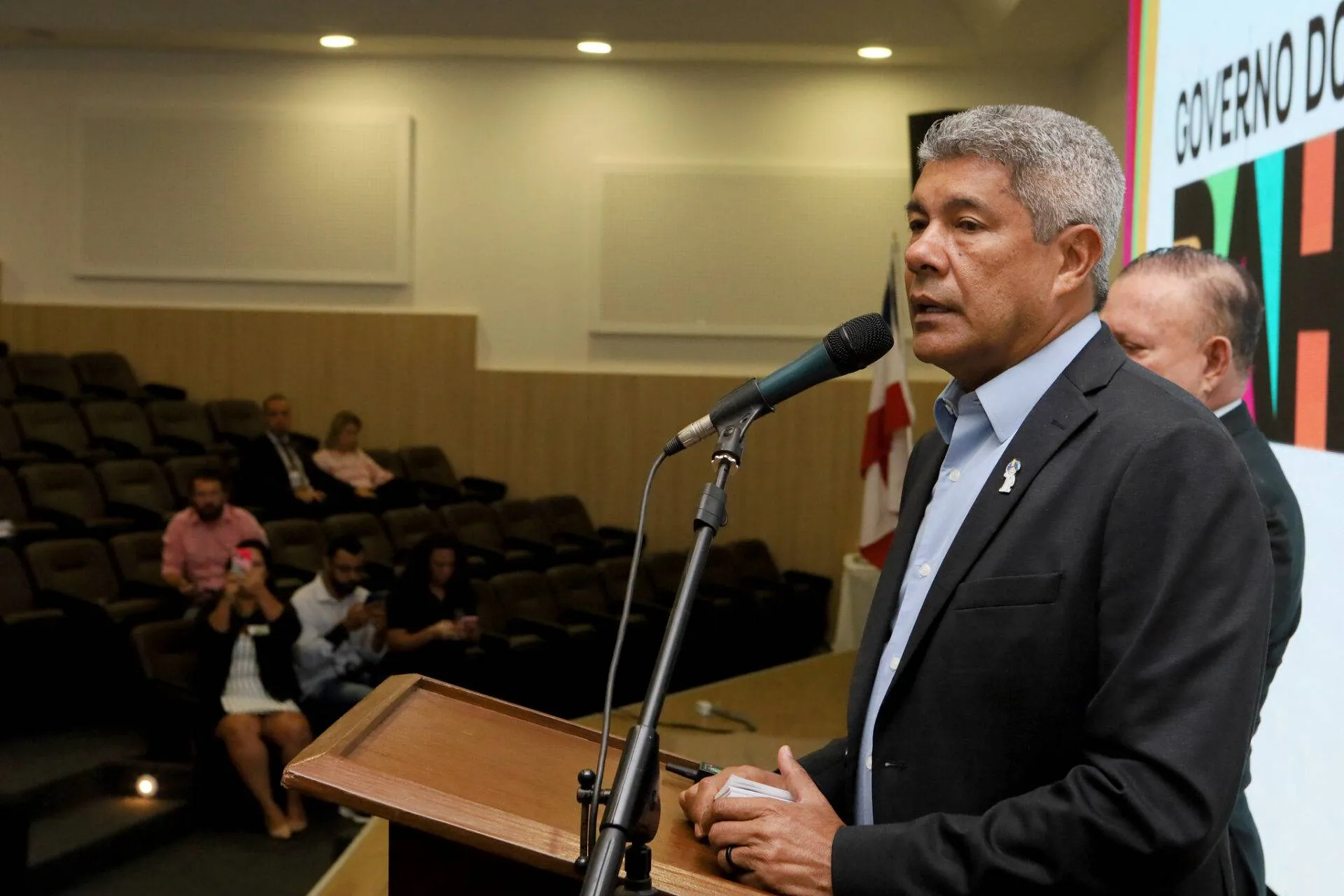 Sob protestos, Jerônimo celebra reajuste de 4% aos servidores: 'Vamos valorizar o funcionalismo público'