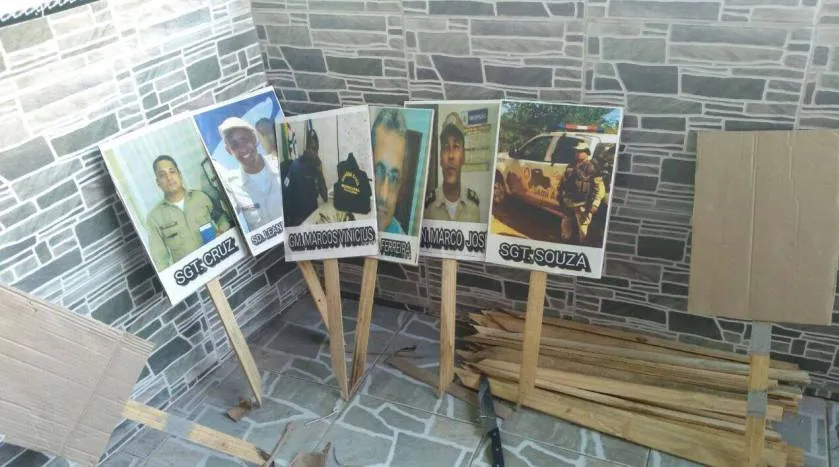 &#8216;BASTA&#8217;: Com cruzes e boinas, movimento chama atenção para mortes de policiais na Bahia