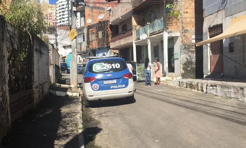 Suspeito de matar irmã a tesouradas é preso após voltar ao local do crime, diz sogro da vítima 