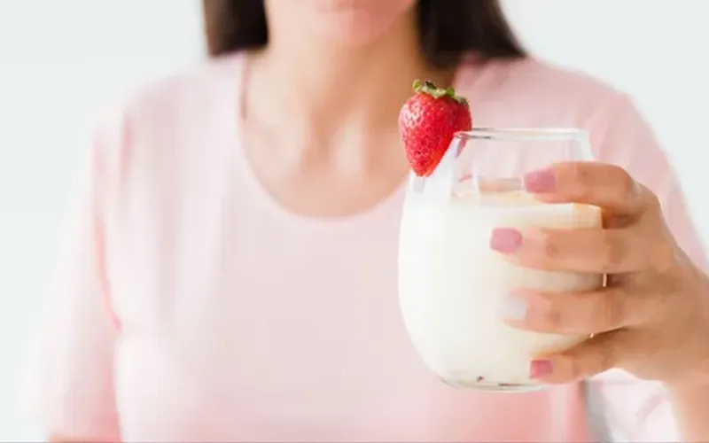 O consumo regular de iogurte pode ajudar a equilibrar a microbiota intestinal e melhorar a digest&atilde;o/Foto: Freepik