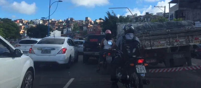 PNEUS ARRIADOS: Caminhão ‘quebra’ e congestiona trânsito na Vasco da Gama