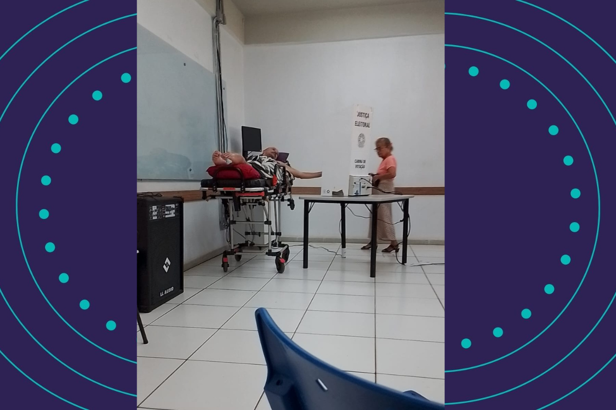 Eleitor consciente! Homem com tetraplegia recebe ajuda para votar na Bahia. Foto: Reprodu&ccedil;&atilde;o &Aacute;guia Resgate 