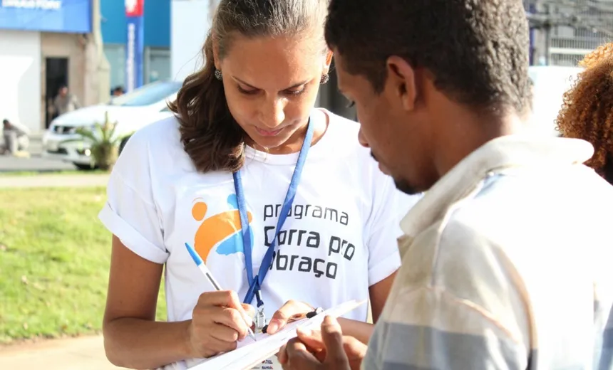 Pessoas em situação de rua contam com serviços de saúde e cidadania nesta terça