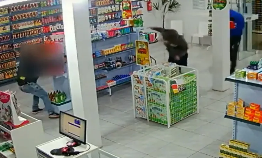 Policial reage a assalto, mata criminoso e provoca tiroteio dentro de farmácia; assista