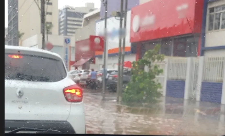 Vídeo: chuva provoca alagamento em parte da Av.Manoel Dias da Silva, na Pituba 