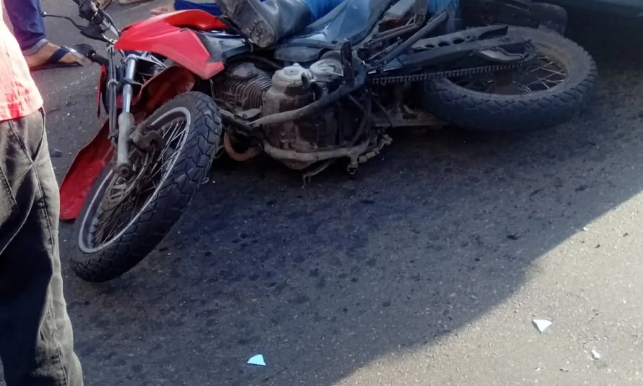 Motociclista fica ferido após atingir carro em Patamares, em Salvador