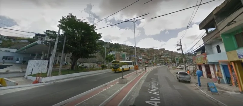 À LUZ DO DIA: A bordo de uma moto, bandidos executam homem a tiros no bairro de Itacaranha
