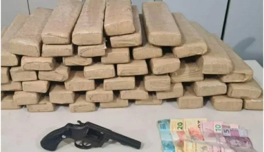 Homem é morto após troca de tiros com a polícia, no Cassange; 49 kg de maconha, armas e dinheiro foram apreendidos