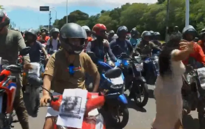 Mototaxistas apoiam familiares de Thamiris e protestam na sede da SSP-BA