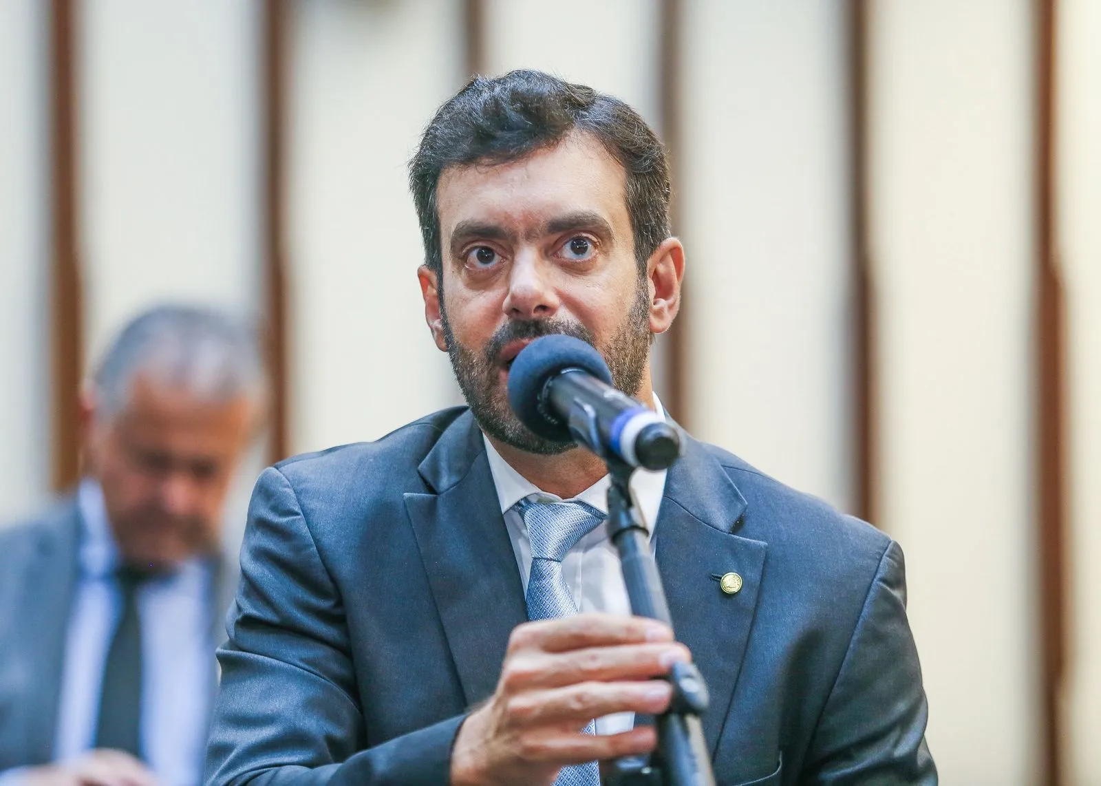 Deputado Tiago Correia critica redução de assentos em voos para Guanambi e Conquista