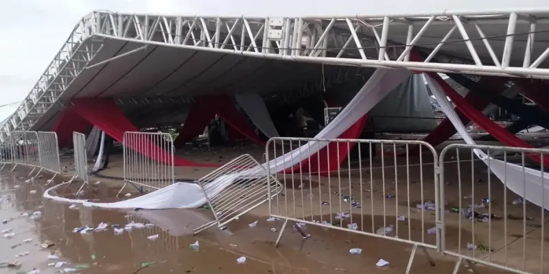A cobertura da estrutura atingida pelos ventos era provisória e usada para shows e apresentações durante o evento/Foto: Reprodução
