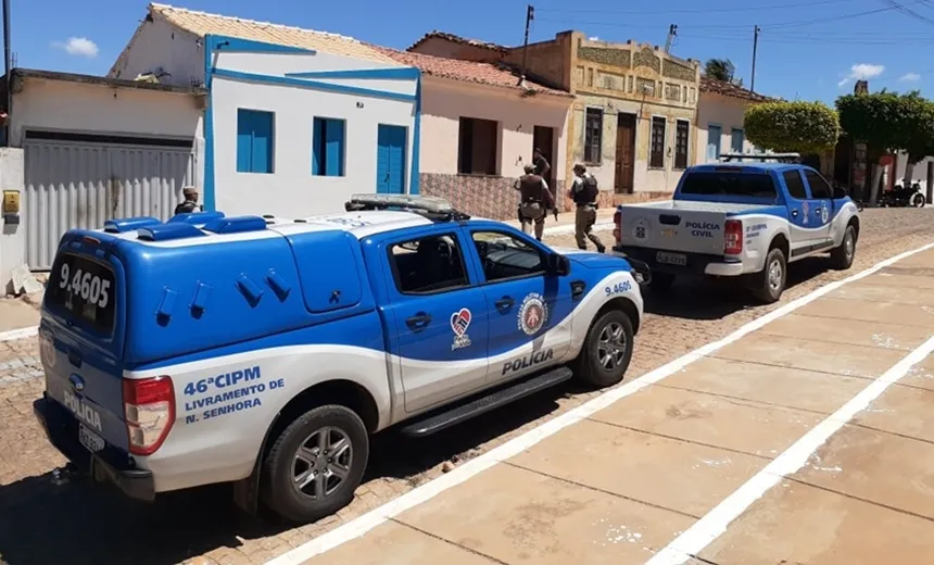 Após marcar encontro com ex-namorada, homem é esfaqueado por atual namorado