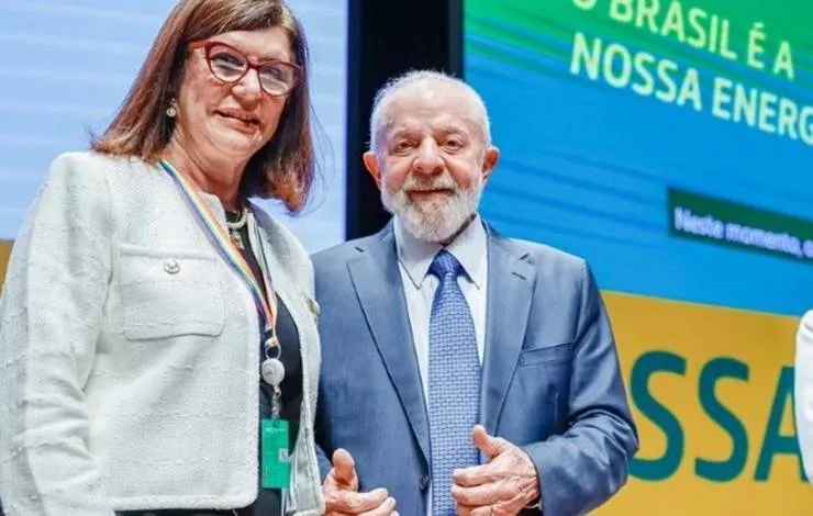 Nova presidente da Petrobras assume cargo e promete gestão 'alinhada' a Lula