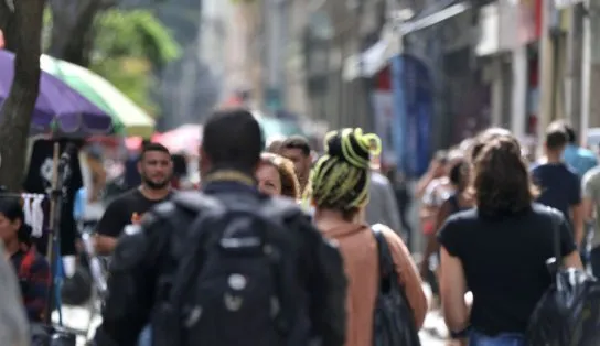 Segundo IBGE, renda média de trabalhador branco é 75,7% maior que de pretos