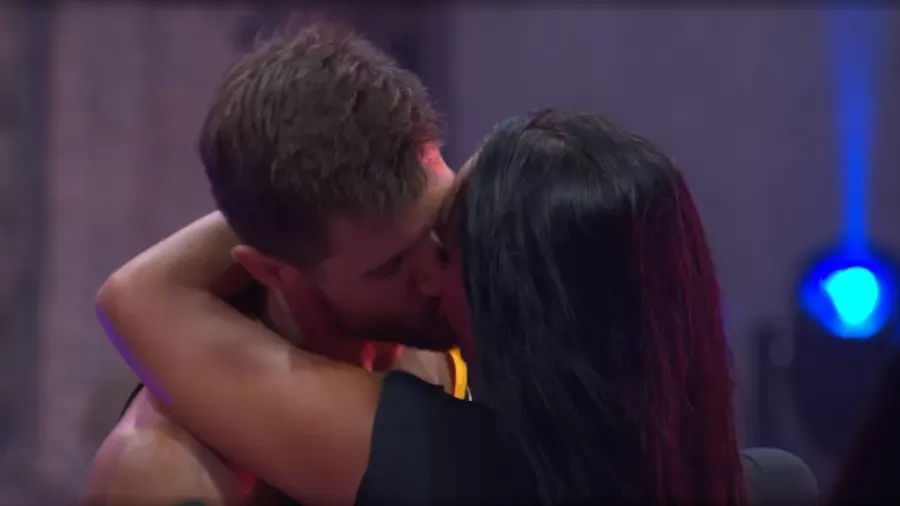 Durante festa, Jonas e Maxiane trocam terceiro beijo no BBB 26