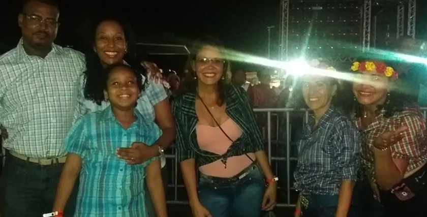 TRADIÇÃO É TENDÊNCIA: Com botas e camisas xadrez, público do Arraiá entra na brincadeira do “look caipira”