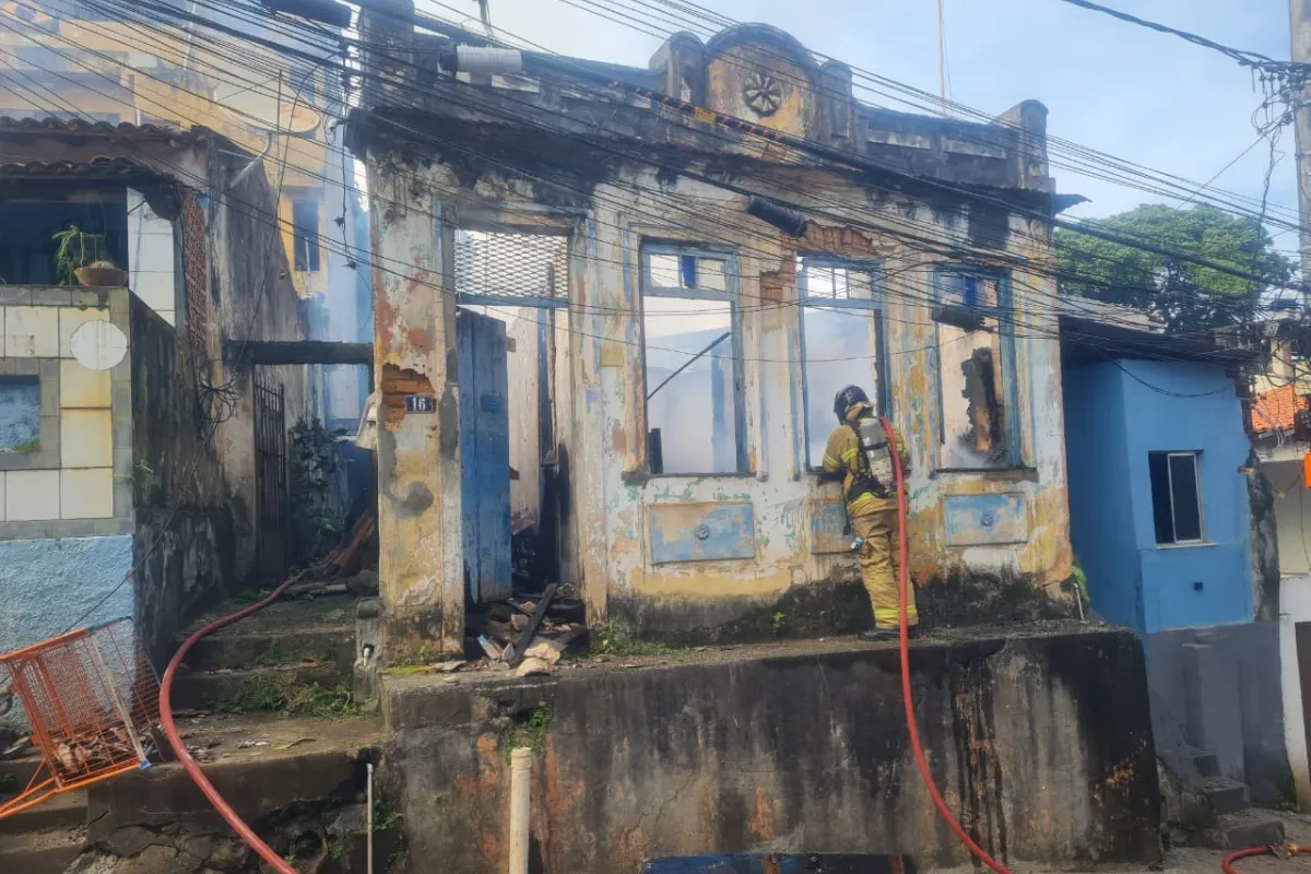 Residência é atingida por incêndio no Engenho Velho de Brotas, em Salvador