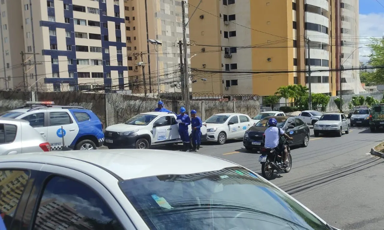 Embasa realiza fiscalização em empresas de lava a jato de Salvador