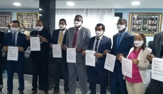 Prefeito do "forró itinerante", em São Gonçalo dos Campos, é alvo de protestos após xingar vereadores