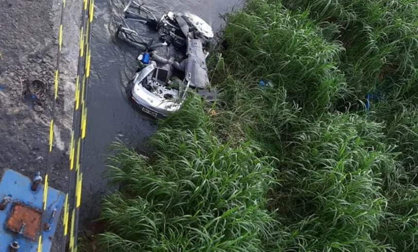 Motorista morre após perder controle do veículo e carro cair de viaduto na LIP