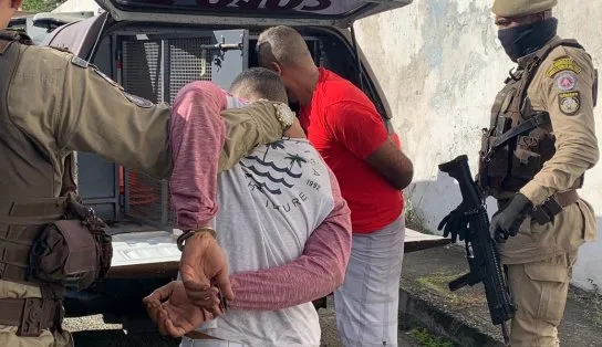 Trio é preso por fazer arrastão em ponto de ônibus da BR-324