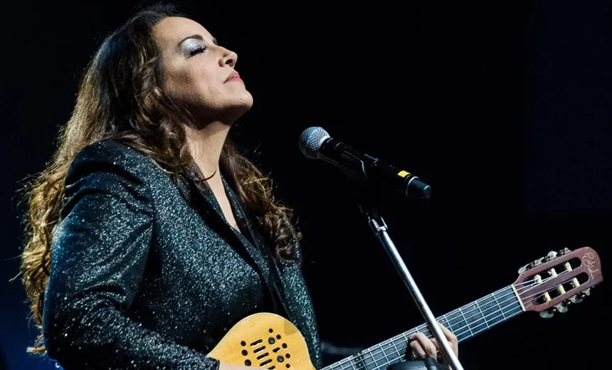 Comemorando 20 anos de carreira, Ana Carolina se apresenta em Salvador este mês
