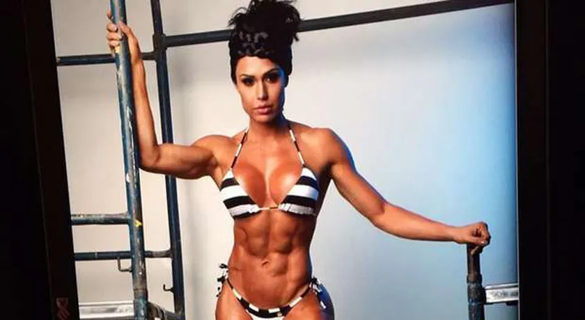 Gracyanne posa musculosa e pede “mais amor” aos críticos