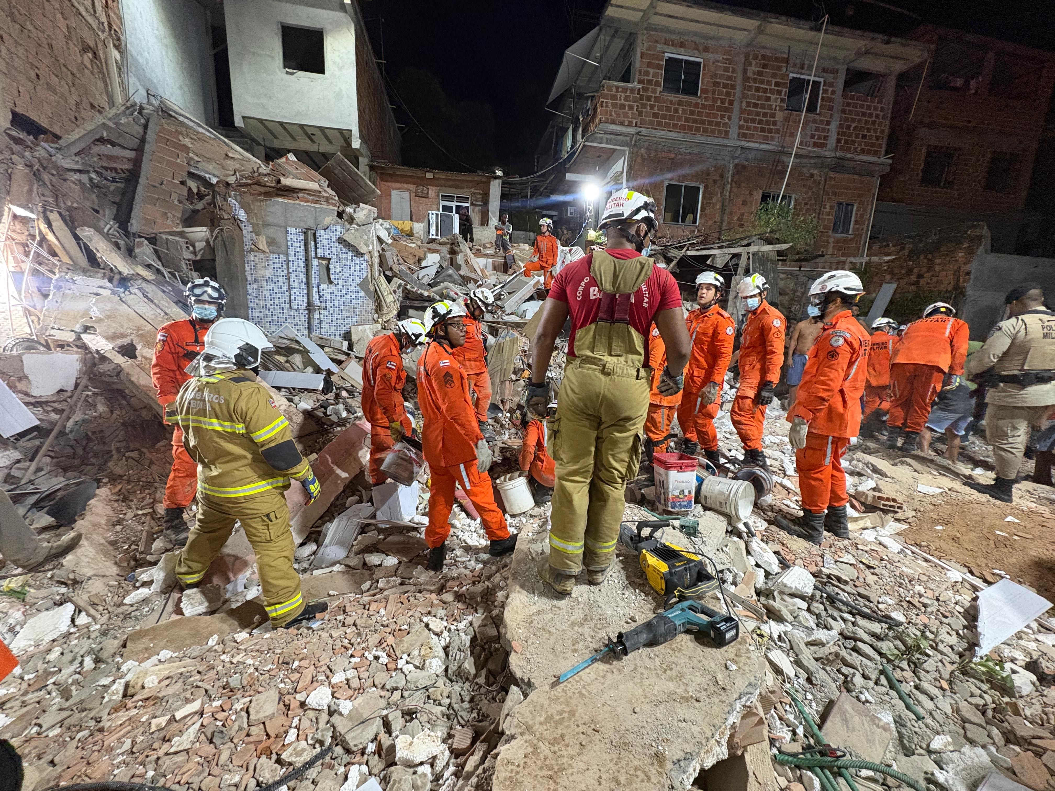 Bombeiros predio que desabou em Salvador 