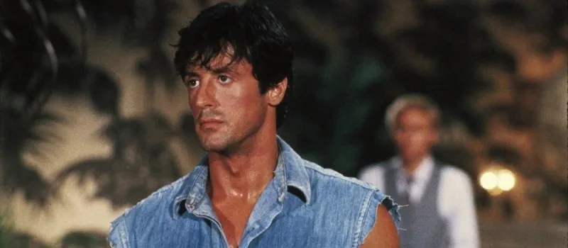ESCÂNDALO: Stallone é acusado de abuso sexual por obrigar fã de 16 anos a fazer sexo a três