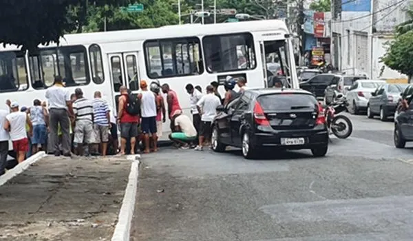 Motociclista fica preso embaixo de ônibus após acidente em Salvador