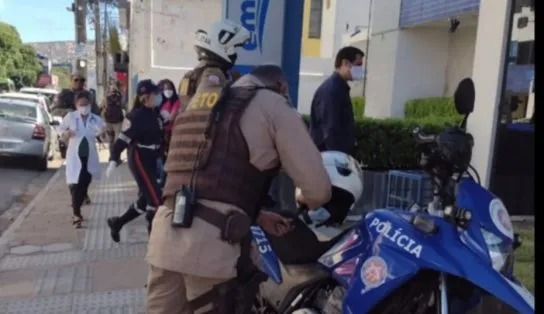 Revoltado com corte de água, homem invade escritório da Embasa e esfaqueia funcionários