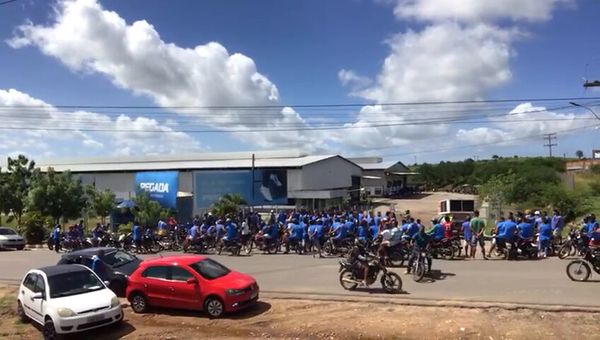 Em maio do ano passado, um grupo de trabalhadores fez um protesto em frente à fábrica. | Foto: Blog do Valente