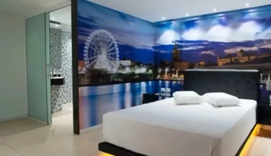 Casal chama a polícia ao encontra câmera escondida em quarto de motel